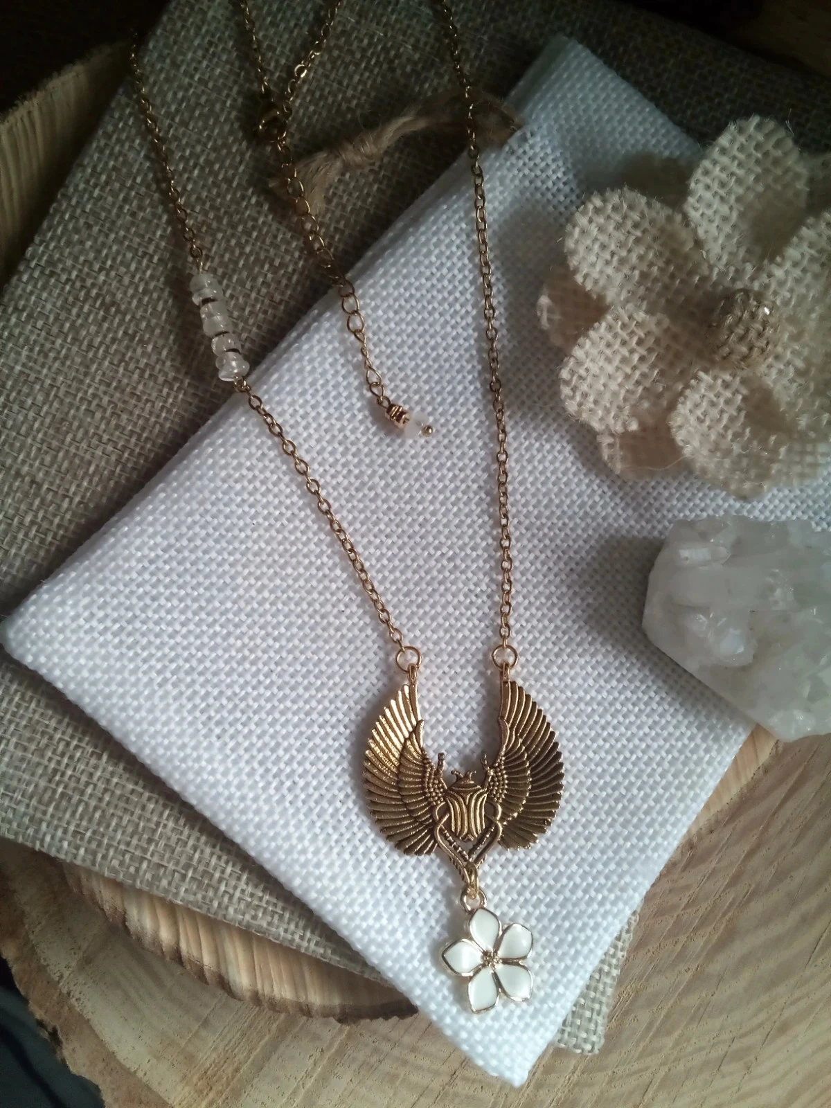 Collier scarabée égyptien pierres de lune et fleur blanche émaillée – photo 4